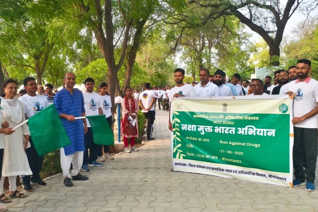 Youth join hands in Ganganagar for the government-led Nasha Mukt Bharat Abhiyan.