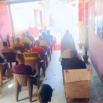 A group treatment session in a Sharab Chodo Kendra in Chandigarh